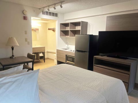 Bed, TV and multimedia, Kitchen or kitchenette, Photo of the whole room