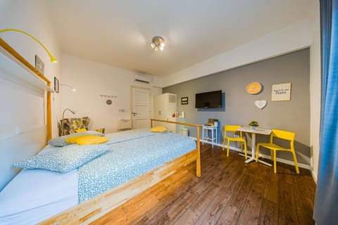 Bed, TV and multimedia, Photo of the whole room, Seating area, Bedroom, hair dresser, wardrobe, air conditioner