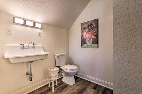 The Darcy Victorian - Historic, Near Downtown House in Hot Springs