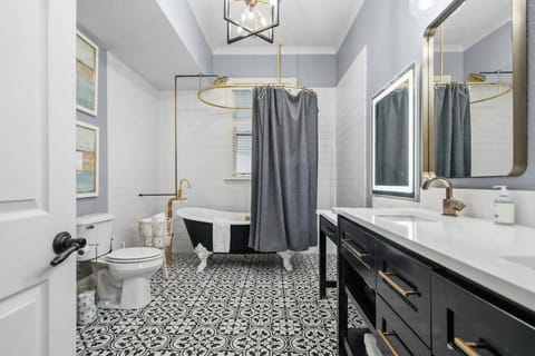 The Darcy Victorian - Historic, Near Downtown House in Hot Springs