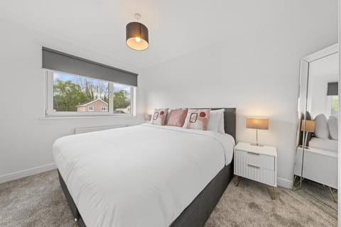 Large 5 Bedroom House Perfect For Group Stays - Free Parking - Near Glasgow - Perfect For Contractors Villa in Hamilton