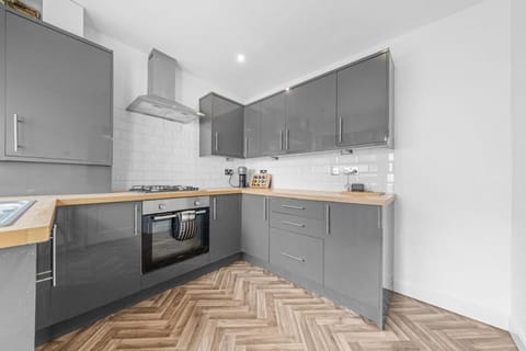 Large 5 Bedroom House Perfect For Group Stays - Free Parking - Near Glasgow - Perfect For Contractors Villa in Hamilton