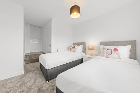 Large 5 Bedroom House Perfect For Group Stays - Free Parking - Near Glasgow - Perfect For Contractors Villa in Hamilton