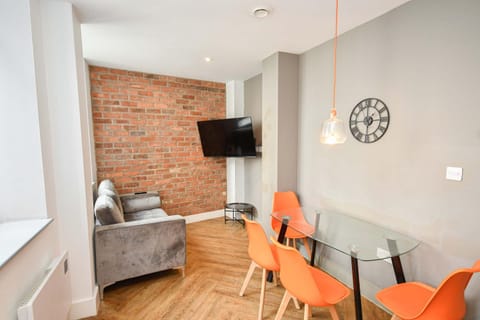 TV and multimedia, Living room, Seating area, Dining area