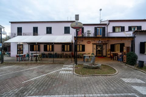 Property building, Restaurant/places to eat