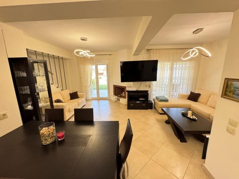 Communal lounge/ TV room, TV and multimedia, Kitchen or kitchenette, Living room, Seating area, Dining area, Evening entertainment