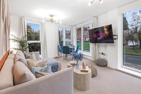 Patio, Communal lounge/ TV room, TV and multimedia, Living room, Seating area, Dining area, Evening entertainment