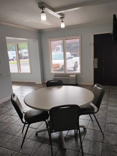 Gated 1 King BedRoom 1 Bath Apt with Full Kitchen 127 Apartment in Baton Rouge