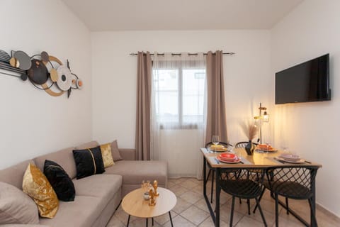 Communal lounge/ TV room, TV and multimedia, Living room, Seating area, Dining area, Evening entertainment