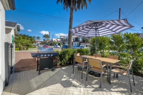 Modern Carlsbad Vacation Rental with Ocean Views, Private Patio, Fire Pit & Walkable Location Apartment in Carlsbad