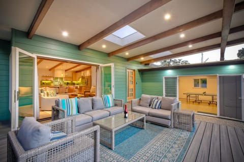 Luxury 3-Bed Beach Cottage with Hot Tub, Fire Pit, BBQ - Walk To Beach House in Cardiff