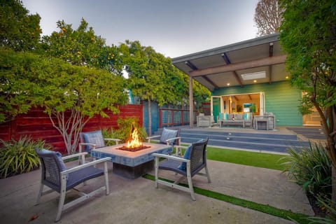 Luxury 3-Bed Beach Cottage with Hot Tub, Fire Pit, BBQ - Walk To Beach House in Cardiff