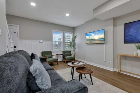 Perfect Short Stay in Historic Columbus Walkable Modern & Easy Apartment in German Village