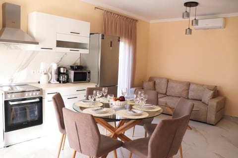 Coffee/tea facilities, Kitchen or kitchenette, Living room, Seating area, Dining area, oven, stove, toaster