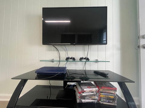 Urban oasis in heart of the city-large yard House in Honolulu