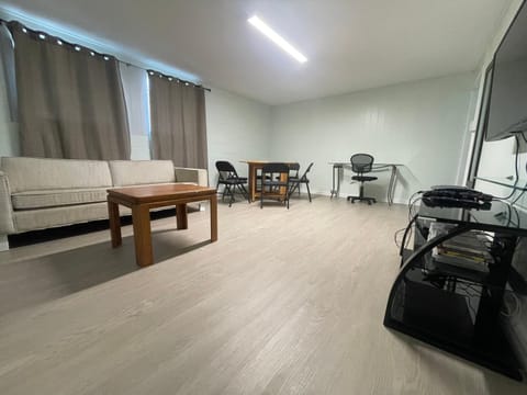 Urban oasis in heart of the city-large yard House in Honolulu