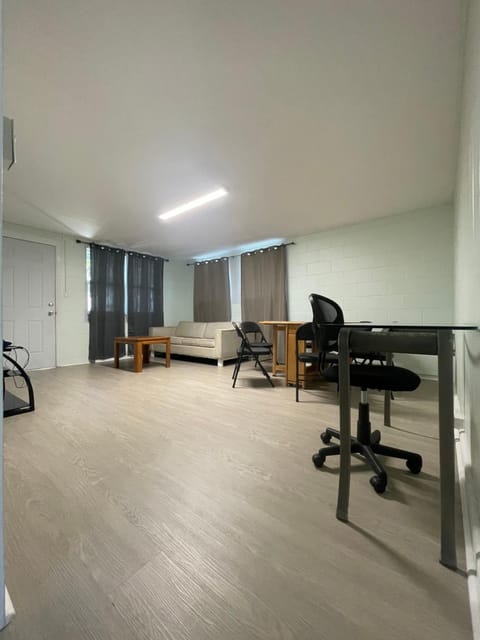 Urban oasis in heart of the city-large yard House in Honolulu