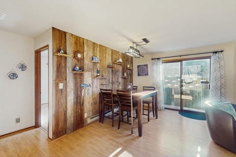 Winchester Bay Coastal Retreat House in Oregon