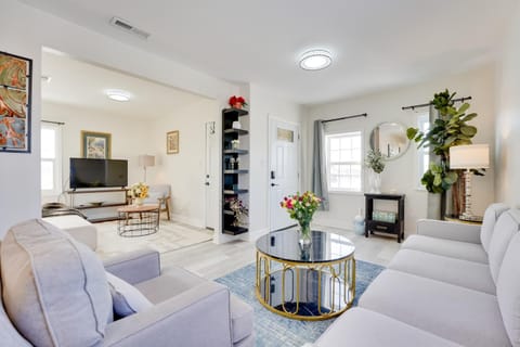 Chic Modern Apt with Free Parking Near Dtwn Detroit Apartment in Hamtramck