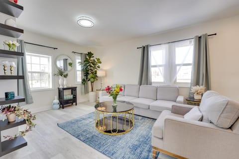 Chic Modern Apt with Free Parking Near Dtwn Detroit Apartment in Hamtramck