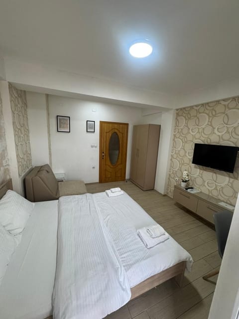 Communal lounge/ TV room, Bed, TV and multimedia, Photo of the whole room, Evening entertainment, Bedroom, towels, wardrobe