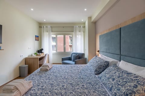 Bed, Living room, Photo of the whole room, Seating area, Bedroom
