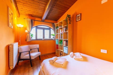 Bed, Bedroom, towels