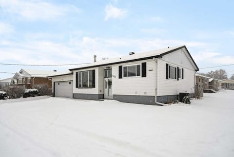 Perfect Group Stay in Cornwall 3 Bedroom and Theater Room House in Cornwall