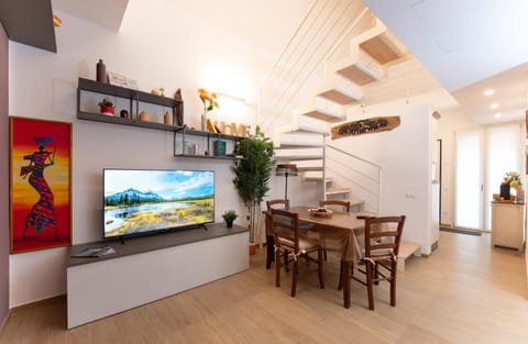 TV and multimedia, Seating area, Dining area