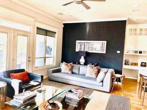 Contemporary 3B 2B Luxuriously Furnished Home Villa in Edmond