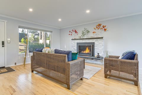 2 Mi to Wineries! Woodinville Home with Deck and Yard House in Bothell