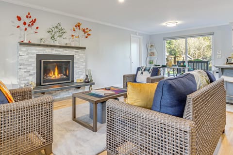 2 Mi to Wineries! Woodinville Home with Deck and Yard House in Bothell