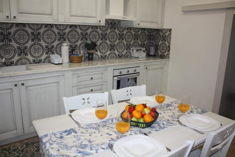 Kitchen or kitchenette, Food and drinks, Dining area, Food, minibar, stove
