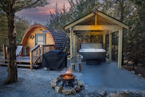 Property building, Patio, Natural landscape, BBQ facilities, Hot Tub