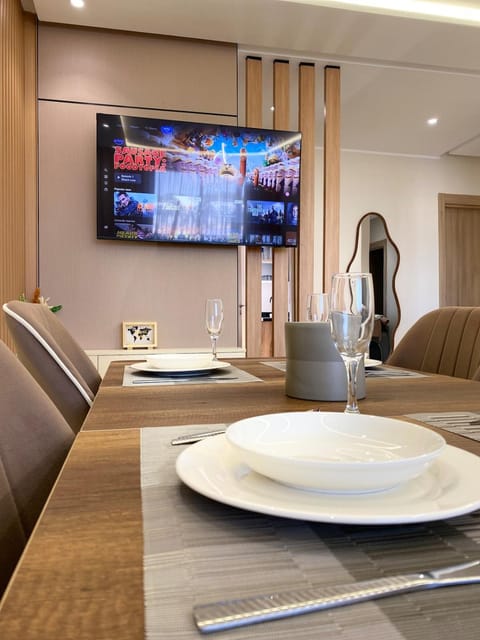 TV and multimedia, Living room, Seating area, Dining area