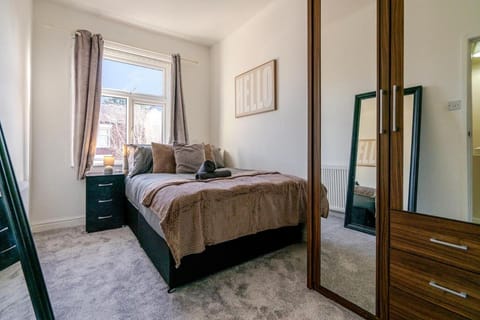 Westfield House, 2BR Sleeps 6, Oldham Apartment in Oldham