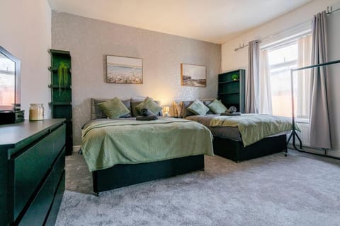 Westfield House, 2BR Sleeps 6, Oldham Apartment in Oldham