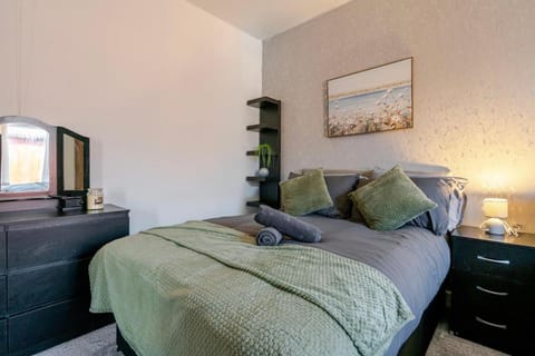 Westfield House, 2BR Sleeps 6, Oldham Apartment in Oldham