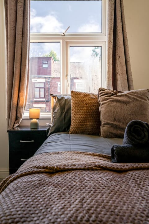 Westfield House, 2BR Sleeps 6, Oldham Apartment in Oldham