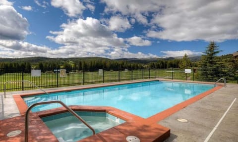 Modern Big Sky Retreat - Hot tub Shared Pool House in Big Sky