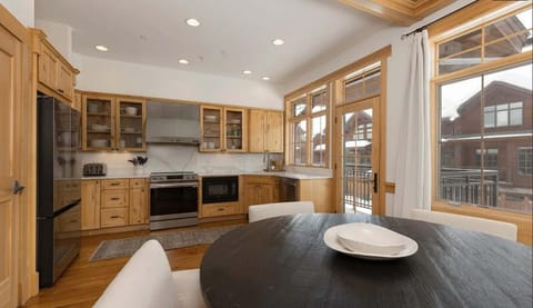 Modern Big Sky Retreat - Hot tub Shared Pool House in Big Sky