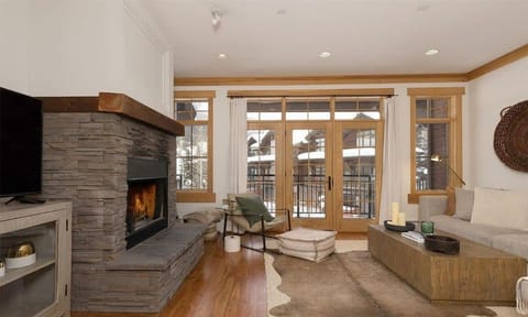 Modern Big Sky Retreat - Hot tub Shared Pool House in Big Sky