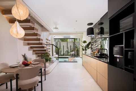 Kitchen or kitchenette, Dining area