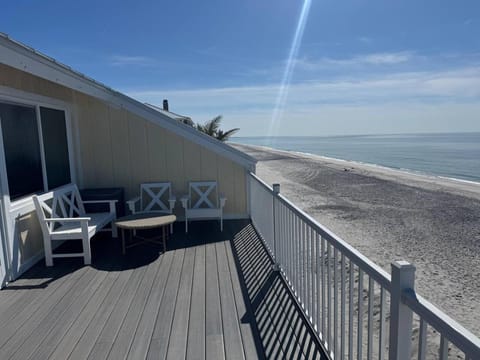 Sunset Beach Cottage North House in Palm Island