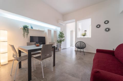 Communal lounge/ TV room, TV and multimedia, Living room, Seating area, Dining area, air conditioner