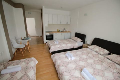 Bed, Kitchen or kitchenette, Photo of the whole room, Bedroom, towels