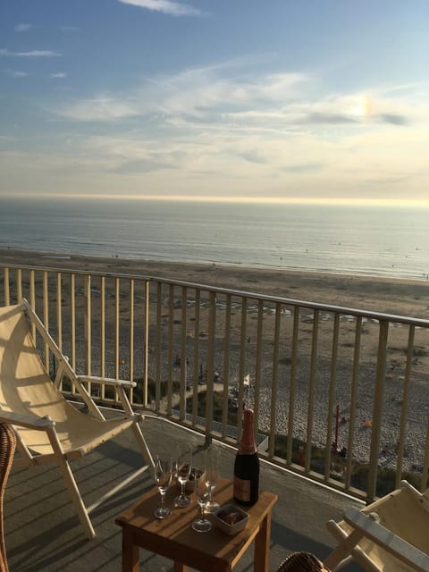Natural landscape, View (from property/room), Balcony/Terrace, Beach, Sea view, sunbed