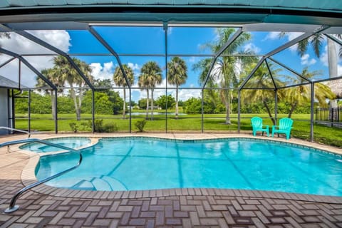 CoralVilla Journey - large pool & spa, garden, quiet area House in Lochmoor Waterway