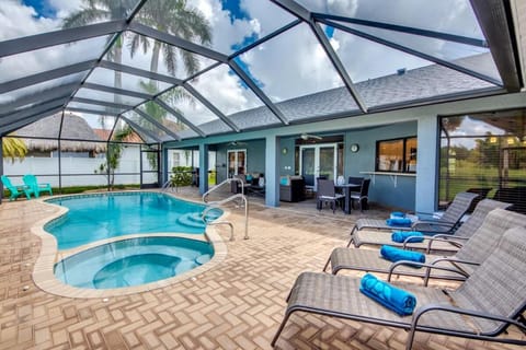 CoralVilla Journey - large pool & spa, garden, quiet area House in Lochmoor Waterway