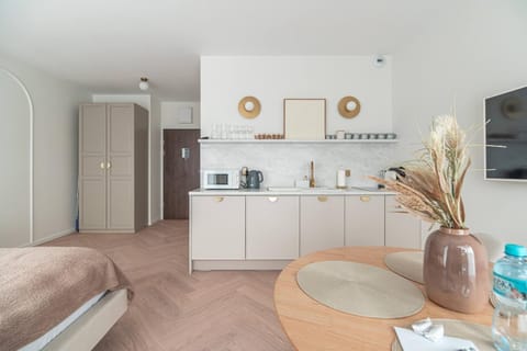 Bed, TV and multimedia, Coffee/tea facilities, Kitchen or kitchenette, Photo of the whole room, microwave, oven, stove, toaster